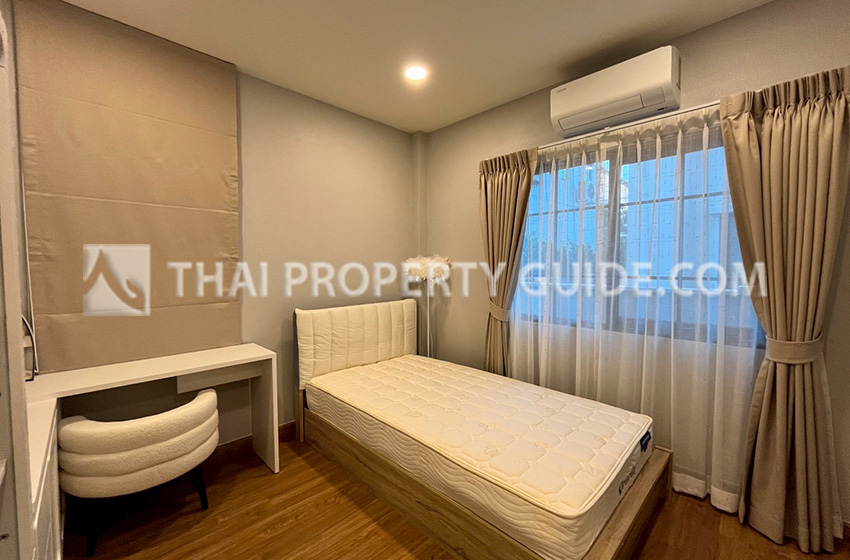 House with Shared Pool in Bangnatrad 